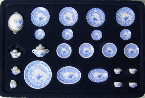 HN 07033 Full dinner set for 4 in a blue pattern with Phoenix - Click Image to Close